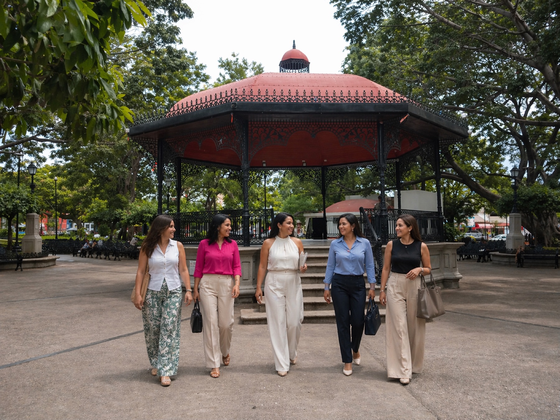 Grupo ejecutivo femenino recorriendo el centro de una ciudad en Chiapas